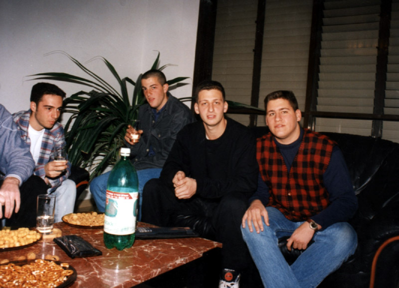 מיכה וחבריו ביום הולדתו האחרון - 1997